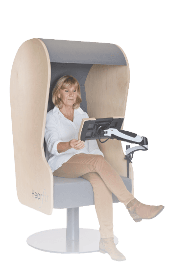 Le fauteuil Hearfit, avec une patiente installée et une tablette de commande