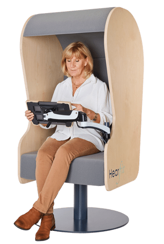 Le fauteuil acoustique Hearfit est accessible facilement par tous pour réaliser en quelques minutes un diagnostic auditif et cognitif.