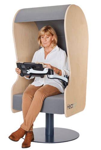 Le fauteuil acoustique Hearfit est accessible facilement par tous pour réaliser en quelques minutes un diagnostic auditif et cognitif.